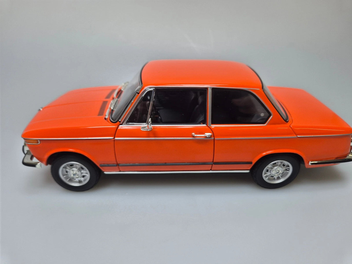BMW 2002TII ORANGE 1/18 Scale Kyosho KYO08543P