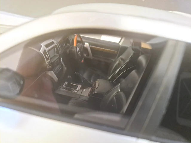 LAND CRUISER WHITE (RESIN) 1/18 Scale Kyosho KYOKSR18008W-B