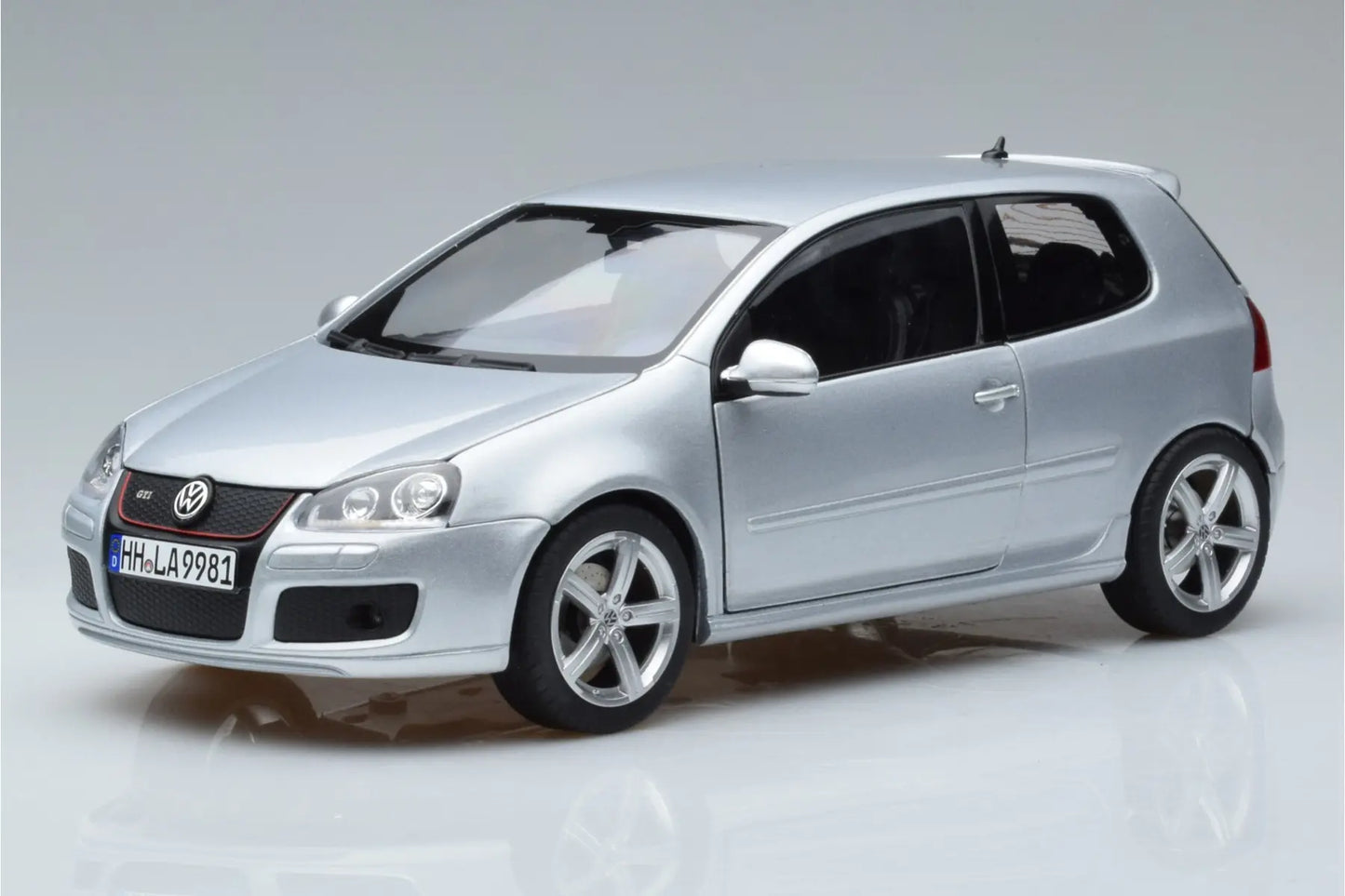 VW GOLF GTI PIRELLI SILVER 2007 1/18 Scale NOREV MTDNOR188425