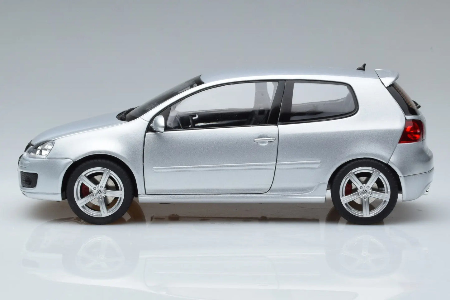 VW GOLF GTI PIRELLI SILVER 2007 1/18 Scale NOREV MTDNOR188425