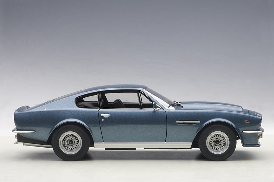Aston Martin V8 Vantage  Blu '85 Damaged Trim 1/18 Scale  Auto Art AA70223