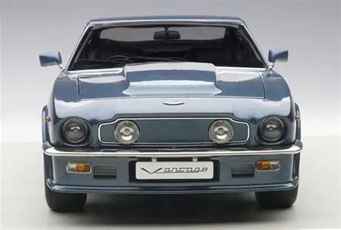 Aston Martin V8 Vantage  Blu '85 Damaged Trim 1/18 Scale  Auto Art AA70223