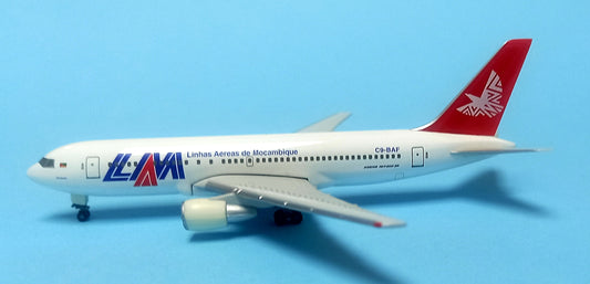 Boeing 767-200 LAM Linhas Aereas de Mocambique - 1/500 Scale Herpa Wings 512770