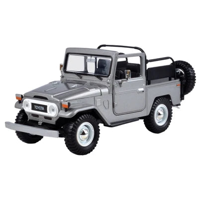 Toyota FJ40 Convertible Silver - 1/24 Scale - MotorMax - MOT79330PTM