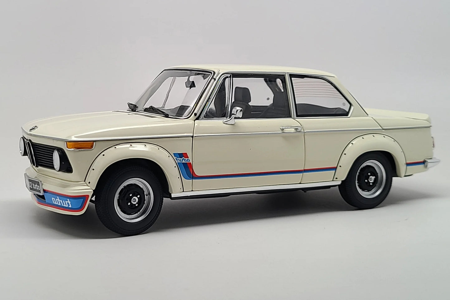 BMW 2002 TURBO WHITE 1/18 Scale Kyosho KYO08544W