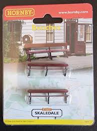 2 x Benches - 00 Gauge Hornby R8674