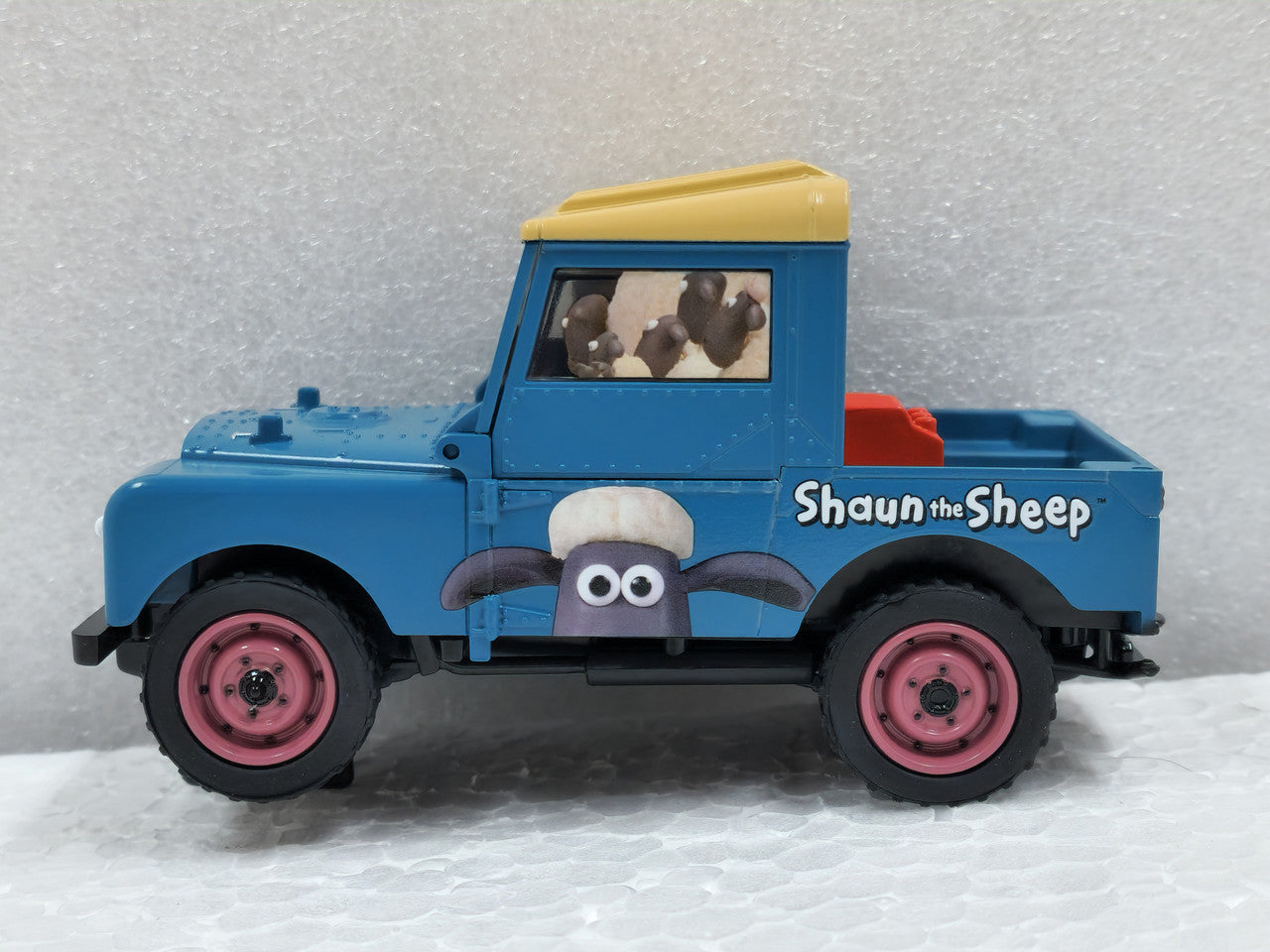LAND ROVER SERIES 1 - SHAUN THE SHEEP 1/32 Scale Scalextric SCAC4543