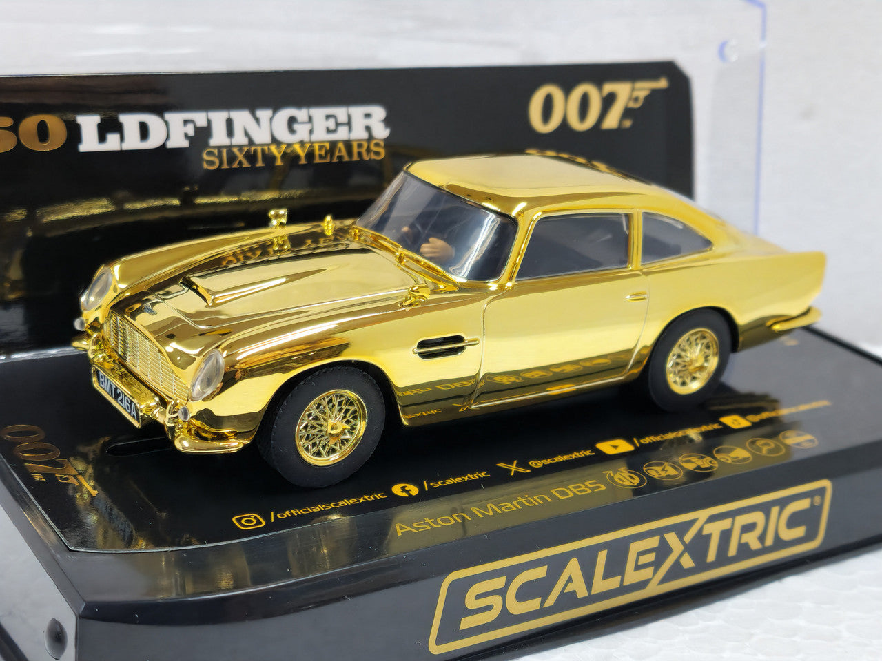 ASTON MARTIN DB5 - JAMES BOND - 60TH ANV 1/32 Scale Scalextric SCAC4550A