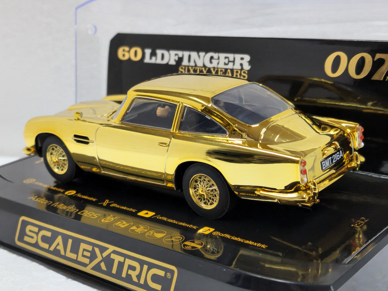 ASTON MARTIN DB5 - JAMES BOND - 60TH ANV 1/32 Scale Scalextric SCAC4550A