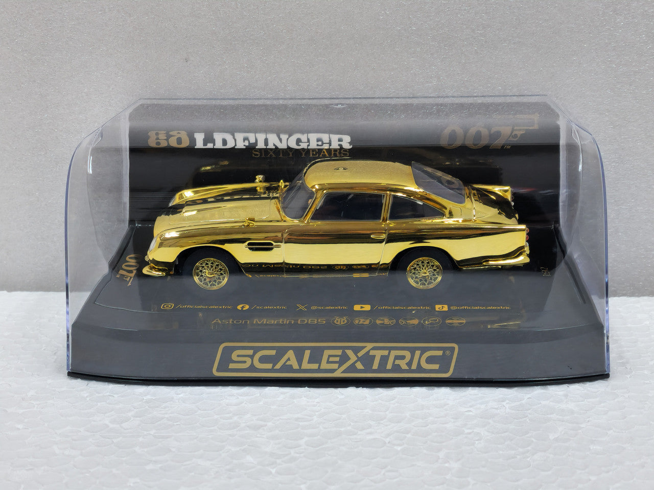 ASTON MARTIN DB5 - JAMES BOND - 60TH ANV 1/32 Scale Scalextric SCAC4550A