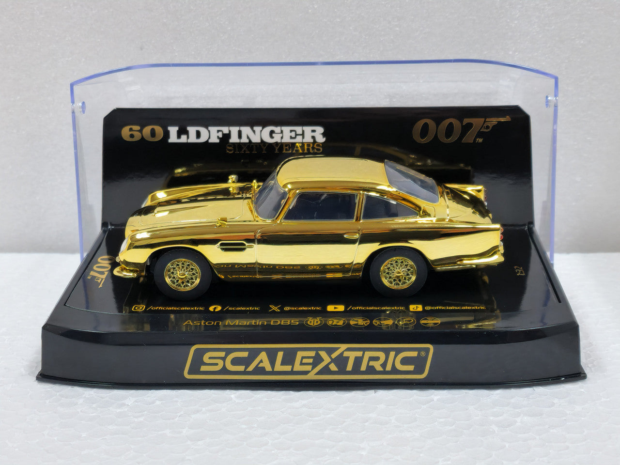 ASTON MARTIN DB5 - JAMES BOND - 60TH ANV 1/32 Scale Scalextric SCAC4550A