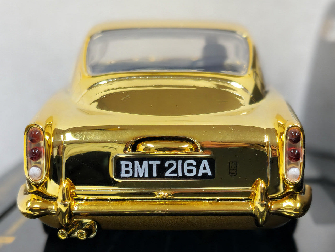 ASTON MARTIN DB5 - JAMES BOND - 60TH ANV 1/32 Scale Scalextric SCAC4550A
