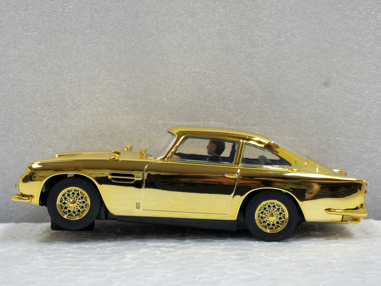 ASTON MARTIN DB5 - JAMES BOND - 60TH ANV 1/32 Scale Scalextric SCAC4550A