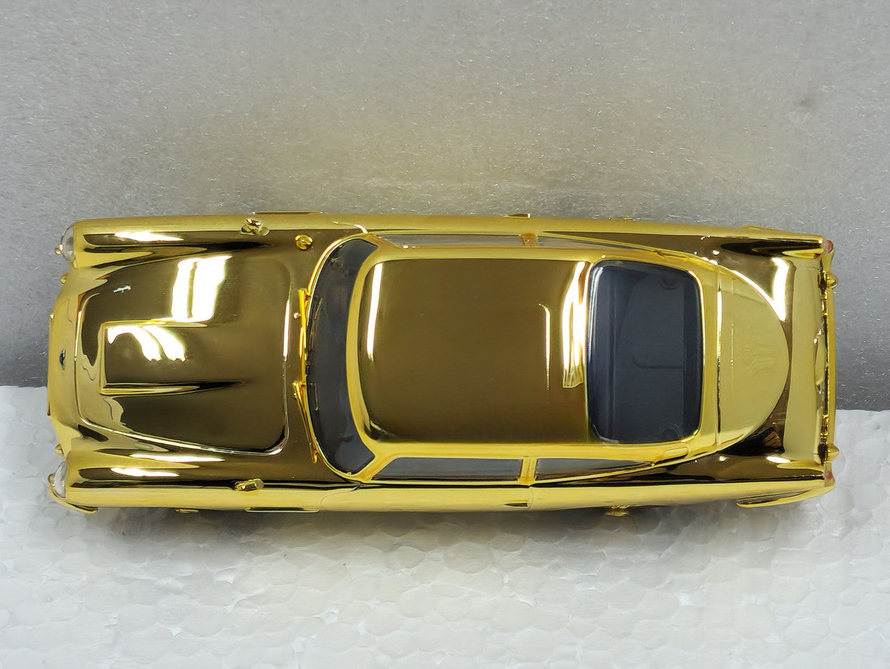 ASTON MARTIN DB5 - JAMES BOND - 60TH ANV 1/32 Scale Scalextric SCAC4550A