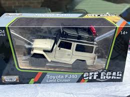 Toyota FJ40 Off Road White - 1/24 Scale - MotorMax - MOT79137