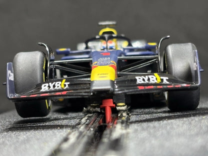 DIGITAL Red Bull F1 RB20 "M.Verstappen #1" 1/32 Scale Carrera Car32046