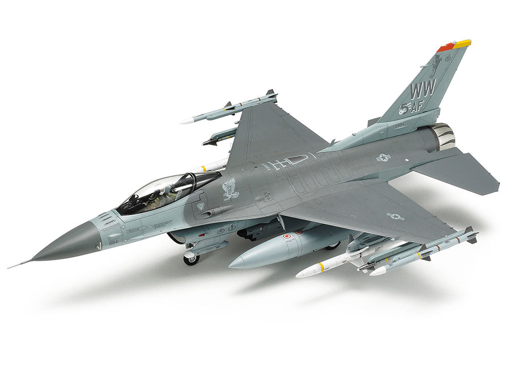 F-16CJ w/Full Equipment 1/72 Scale Tamiya 60788
