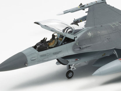 F-16CJ w/Full Equipment 1/72 Scale Tamiya 60788